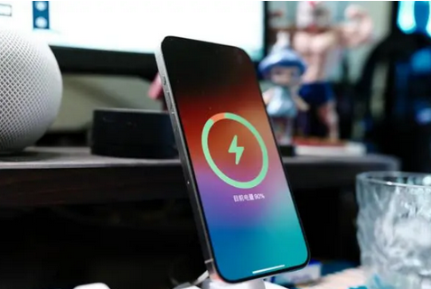 龙湾苹果15换屏服务分享用什么充电器给iPhone15充电更好 